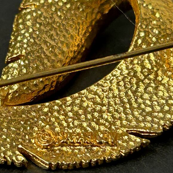 Vintage Sarah Coventry Textured Gold Tone Curled Leaf Brooch - Picture 3 of 4